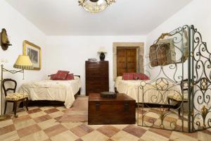 ein Schlafzimmer mit zwei Betten und einem Spiegel in der Unterkunft Quinta de San Antonio in Fontoura + 28 Fotos