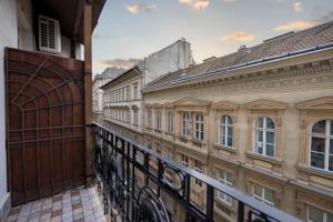 - un balcon offrant une vue sur les bâtiments dans l'établissement Luxurious Central 4BEDRM 3BATHRM Residence w/ Balcony, à Budapest