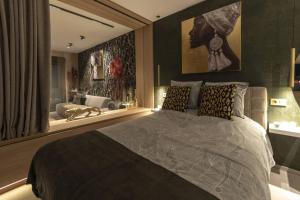 1 dormitorio con 1 cama grande y baño en SuiteDreams - Bali Suite Liège, en Lieja