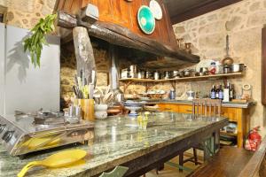 - une cuisine avec un grand comptoir dans une pièce dans l'établissement Quinta de San Antonio, à Fontoura
