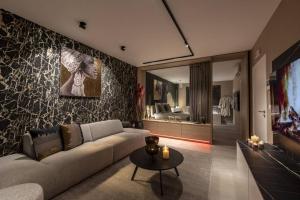 Una televisión o centro de entretenimiento en SuiteDreams - Bali Suite Liège