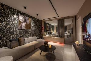 un soggiorno con divano e tavolo di SuiteDreams - Bali Suite Liège a Liegi