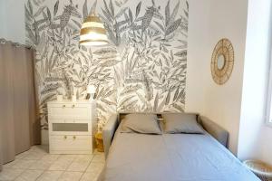 um quarto com uma cama e um mural de parede em Cabana & Joli Cocon Avignon intramuros em Avignon