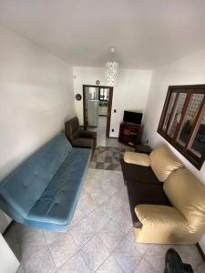 sala de estar con sofá y mesa en Big House, 30 metros do mar, en Bombinhas