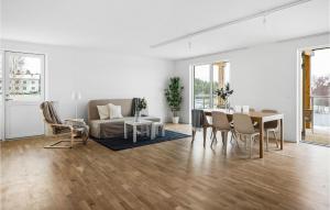 - un salon avec une table et un canapé dans l'établissement Stunning Apartment In Stjrnhov With House Sea View, à Stjärnhov