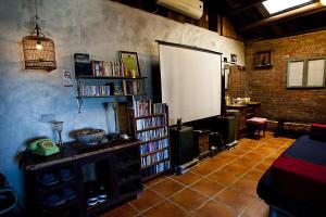 A biblioteca deste quarto em acomodação particular