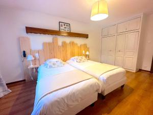 a bedroom with a large bed with a wooden headboard at Chaume de Balveurche in Xonrupt-Longemer