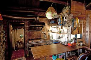 uma cozinha com bancada de madeira em uma sala em Shabby Home 28 em Jiufen