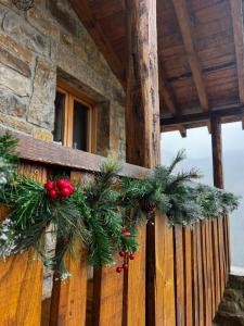 een veranda met kerstkransen aan een hek bij La Cabaña María in San Roque de Ríomiera