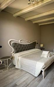 ein Schlafzimmer mit einem großen Bett in einem Zimmer in der Unterkunft Casale Raffaello B&B Como in Albese Con Cassano