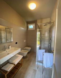 een badkamer met een wastafel, een toilet en een douche bij Casale Raffaello B&B Como in Albese Con Cassano