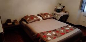 chambre double vue sur montagne في La Bastide: غرفة نوم عليها سرير ولحاف