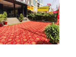 um tapete vermelho numa rua em frente a um edifício em kd residency em Zirakpur