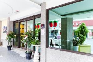 台北的住宿－迪樂商旅，商店前方有种盆栽的窗户