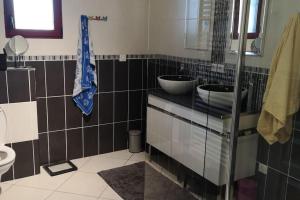 un bagno con due lavandini e un WC di Villa avec tout le confort dans le livradois forez a Saint-Genès-la-Tourette Altre 47 foto