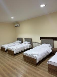 Ένα ή περισσότερα κρεβάτια σε δωμάτιο στο Kvartira
