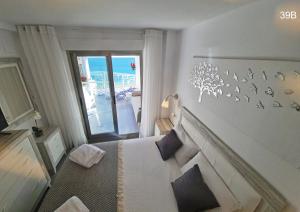 een slaapkamer met een bed en uitzicht op de oceaan bij TIMORA SEA VIEW New Apart' Hipocampos in Calpe