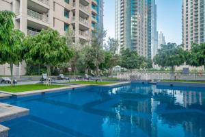 ドバイにあるBellavista - Dazzling High Floor - 2BR - 29 BOULEVARD - Burj Khalifa & Fountain Viewの高層ビルが立ち並ぶ都市のプール