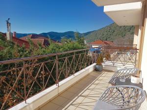 balcón con 2 sillas y vistas a la montaña en Xenonas Drimos, en Karpenisi