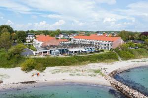 - une vue aérienne sur un complexe sur la plage dans l'établissement By the sea - Linen and towels included, à Fåborg
