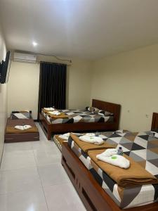Zimmer mit 3 Betten in einem Zimmer in der Unterkunft JOGLO Greenhouse in Ngemplak