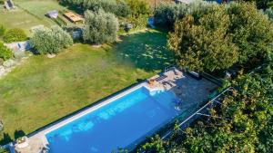 una vista aérea de una piscina en un patio en MY DALMATIA - Villa Green Paradise with private heated swimming pool en Peračko Blato