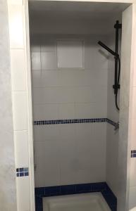 Sea breeze Villa - Luna apartment في باري باليزي: حمام مع دش مع حوض استحمام