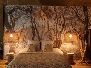 sypialnia z łóżkiem z 2 lampami w obiekcie Dôme magnifique avec spa 