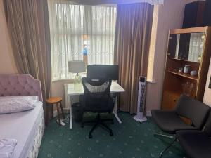 1 dormitorio con 1 cama y escritorio con ordenador en Double room en Canvey