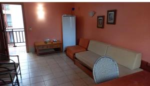 - un salon avec un canapé et un réfrigérateur dans l'établissement Rio Quente Luupi - Apartamento - 229 P, à Rio Quente