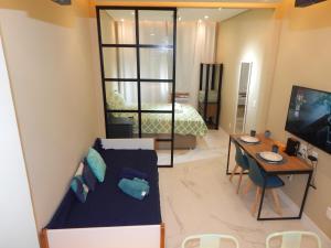 ein kleines Wohnzimmer mit einem Sofa und einem Tisch in der Unterkunft Flat Atlântica Alto luxo - Posto 6 Copacabana in Rio de Janeiro