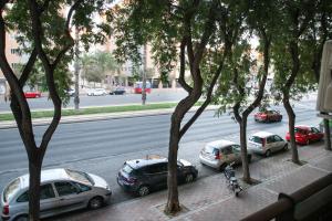 un grupo de coches estacionados al lado de una calle en Suite JC1 CHIC, en Murcia