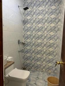 a bathroom with a toilet and a shower at Apartment in Varanasi (1BHK) in Pura Raghunāth