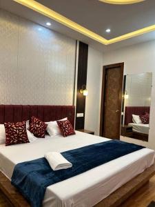 a bedroom with a large bed with pillows on it at Apartment in Varanasi (1BHK) in Pura Raghunāth