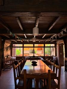 Un comedor con mesa y sillas de madera. en Casa Fortaleza Hostel, en San Bernardo