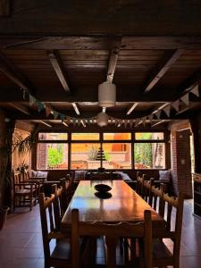 - une salle à manger avec une table et des chaises en bois dans l'établissement Casa Fortaleza Hostel, à San Bernardo