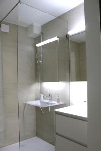 La salle de bains est pourvue d'une douche et d'un lavabo. dans l'établissement Lorez 5D by Arosa Holiday "neu renoviert", à Arosa