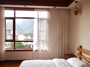 Postel nebo postele na pokoji v ubytování Yangshuo Xiao Long River Hotel