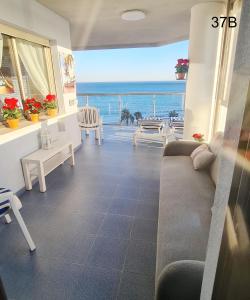 een woonkamer met uitzicht op de oceaan bij TIMORA SEA VIEW New Apart' Hipocampos in Calpe