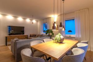 sala de estar con sofá, mesa y sillas en Stilvolles City-Apartment I Netflix I WLAN l Stellplatz I Zentral, en Schwarzenberg