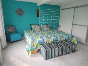 卡拉爾卡的住宿－La Bella Vista，一间卧室设有一张床和蓝色的墙壁