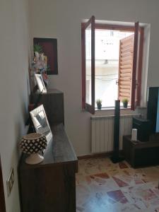 una camera con finestra e scrivania con vaso di Stanza con terrazza a Calamonaci