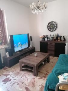 un soggiorno con tavolino e TV a schermo piatto di Stanza con terrazza a Calamonaci