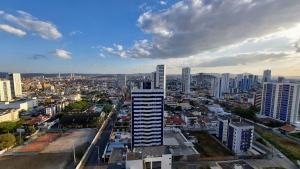 vistas a una ciudad con edificios altos en Apê com vista espetacular no Edif. Mr. Roterdam en Caruaru