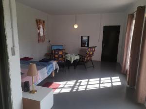 Schlafzimmer mit einem Bett, einem Tisch und Stühlen in der Unterkunft Oorslaap in Florida