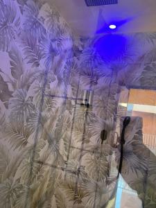 un muro con un murale di palme sopra di LE CAMERE Luxury Rooms SIRACUSA a Siracusa