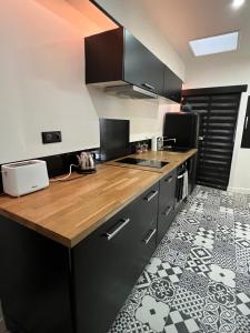Nhà bếp/bếp nhỏ tại Appartement avec Jacuzzi Sauna & Home Cinéma - Nid d'Angers +28 ảnh