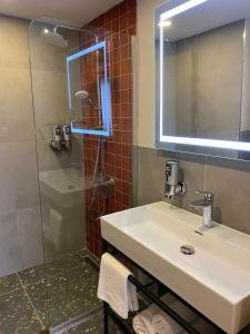W łazience znajduje się umywalka, lustro i prysznic. w obiekcie BeL LETTO HOTEL w Stambule