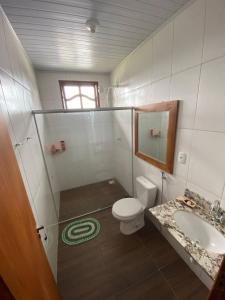 La salle de bains est pourvue de toilettes et d'un lavabo. dans l'établissement Casa Dende Corumbau 5 Min Praia de Corumbau, à Barra de Itabapoana