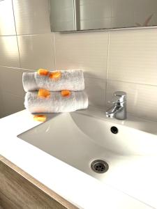 a bathroom sink with towels on top of it at Villa OM, Piscina Privada, Aire Acondicionado Free in L'Escala